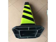 深圳橡膠方錐反光路錐4公斤加重雪糕桶車壓不(bù)壞路錐道(dào)路交通設施
